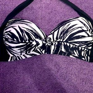 Women’s black and white bikini top